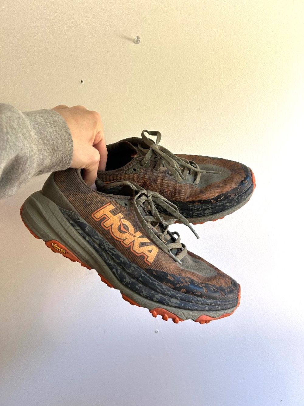 Mens Hoka Speedgoat 6 trail running shoes in Antique Olive/Squash Size 7.5